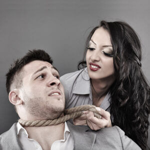 Na imagem: mulher enrola uma corda ao redor do pescoço de um homem, sinal de alerta.
